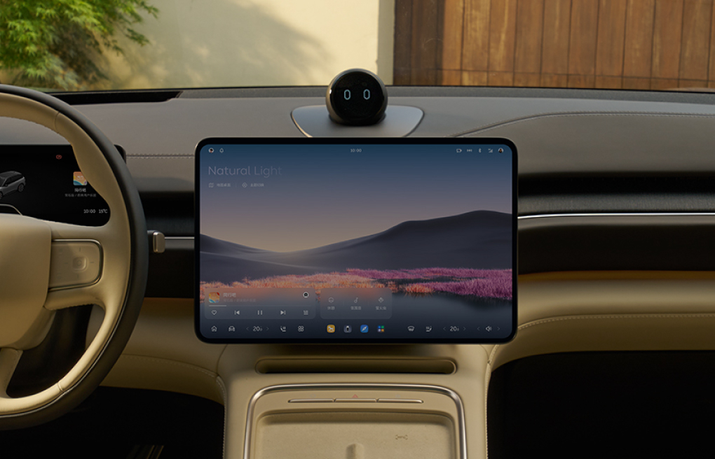 15.6" AMOLED Center Display 15.6" AMOLED Center Display