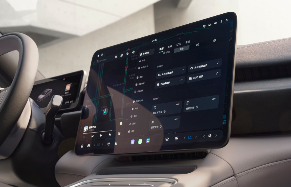 15.6" AMOLED Center Display
