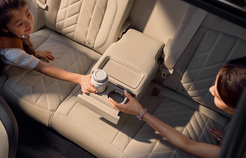 Upgraded Second-Row Armrest Upgraded Second-Row Armrest