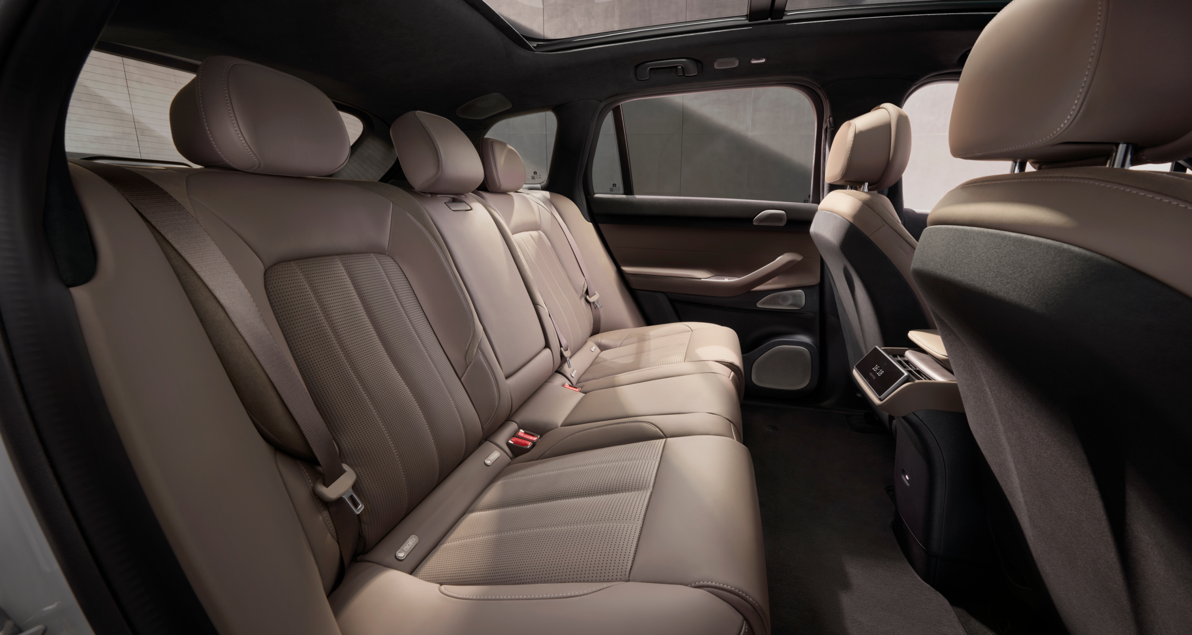 Power Adjustable Backrests at the Rear Power Adjustable Backrests at the Rear